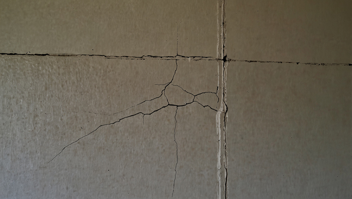 Как да ремонтираме малки пукнатини по стените